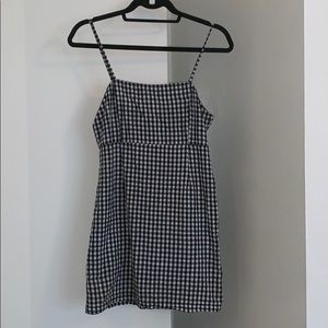Gingham black and white dress. Adjustable straps.